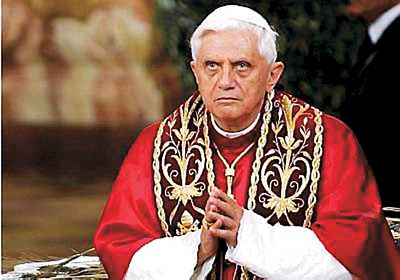 Papa Bento-XVI rezando