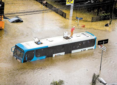 ONIBUS NA ENCHENTE