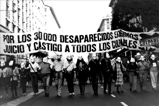 Resultado de imagem para queda do regime militar argentino