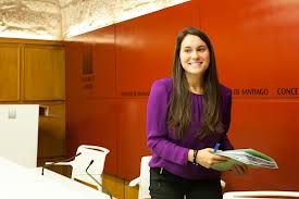 Foto - CM de Compostela - Maria Castelao depois de autocomprazer-se explicando as falsas bondades do programa Santiago Impulsa