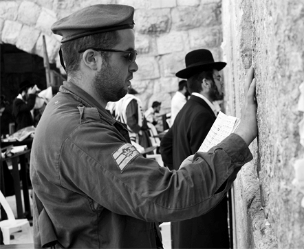 Militares e religiosos no Muro das Lamentações1